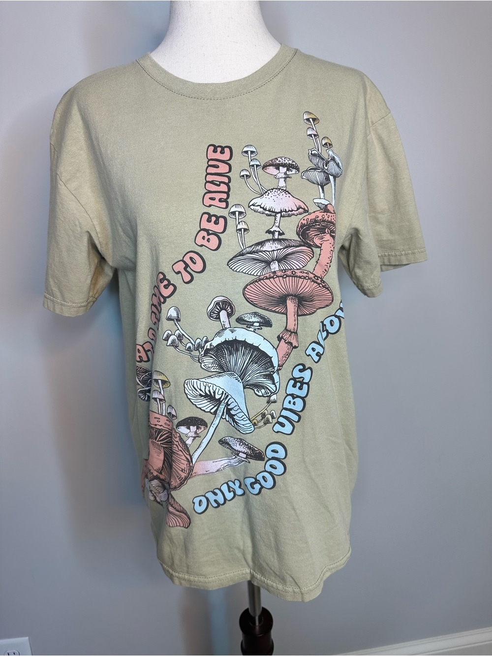 Sz M Tree Hugger tee tshirt crew neck mushroom what a time good vibes